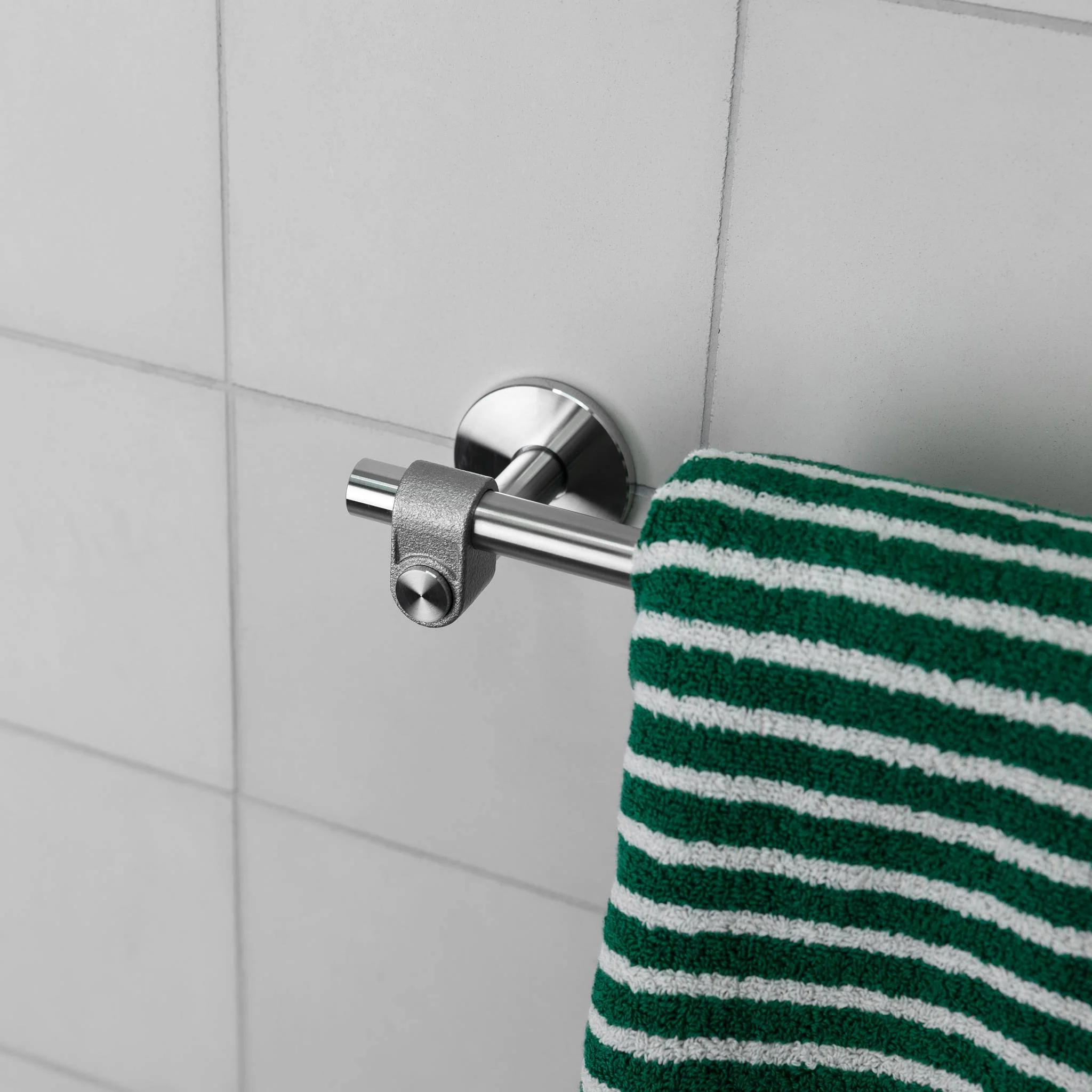 TOWEL RAIL / CAST - Image 3